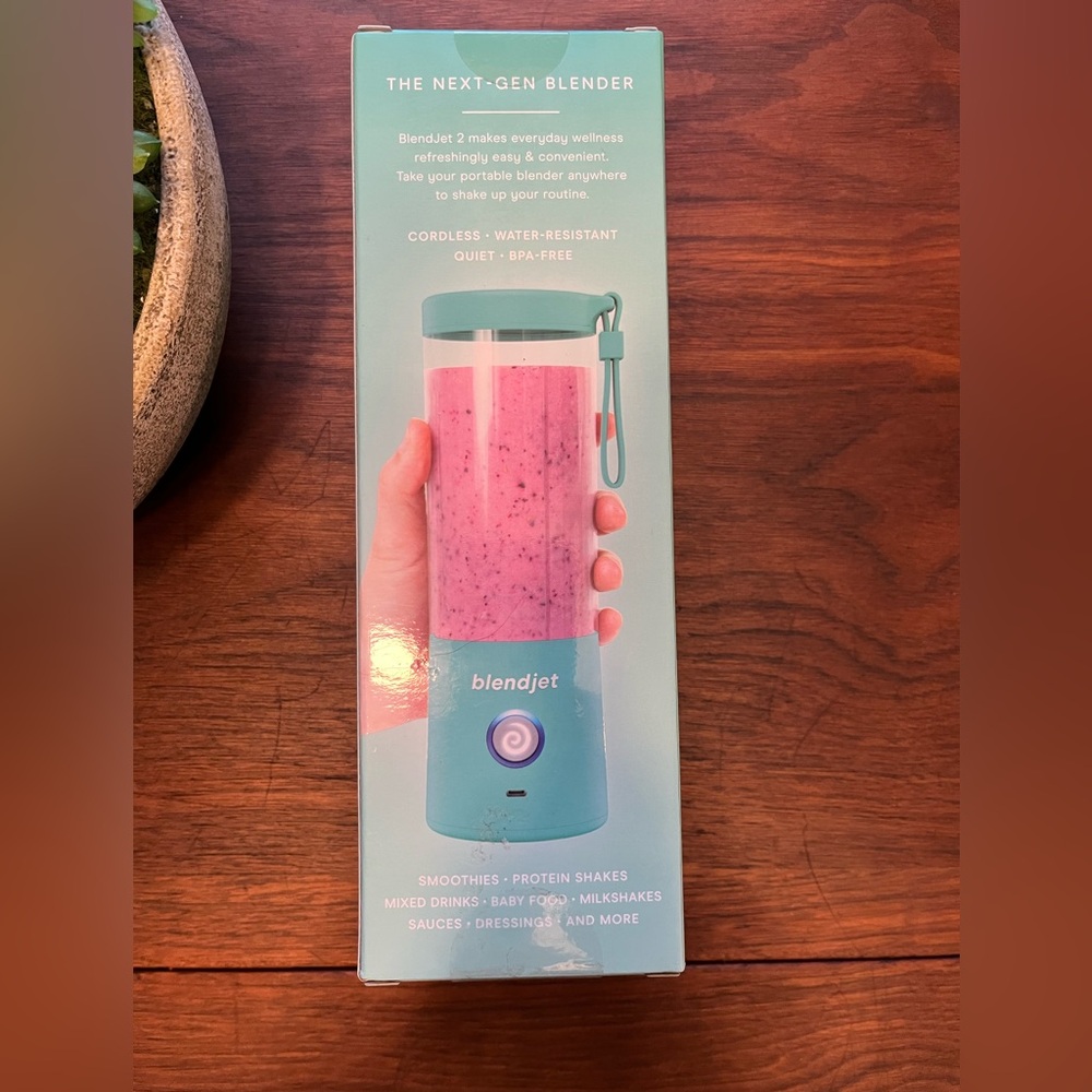 BlendJet 2 - Portable Blender in Mint! 💚🩵 - Picture 3 of 4